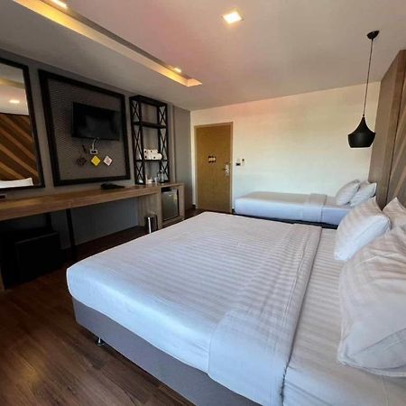 The Circle Hotel Бурирам Экстерьер фото