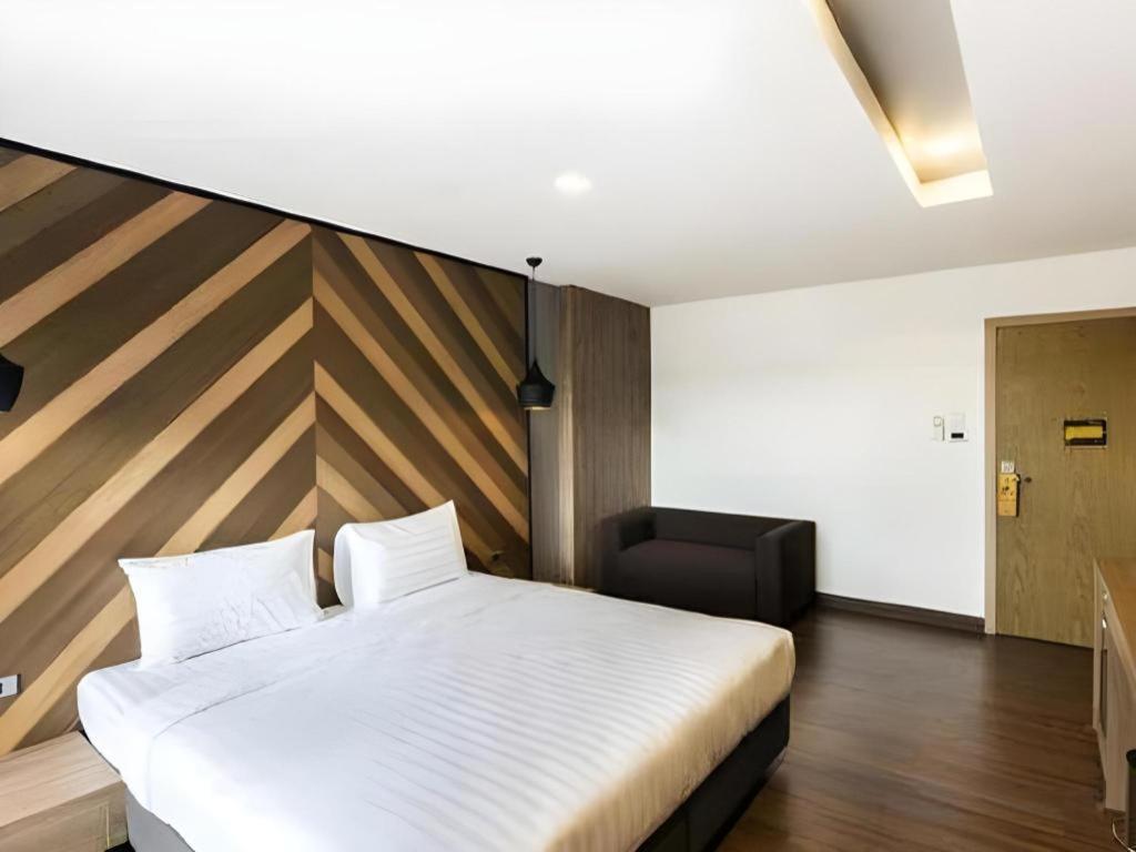 The Circle Hotel Бурирам Экстерьер фото