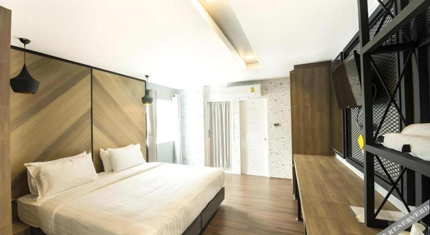 The Circle Hotel Бурирам Экстерьер фото