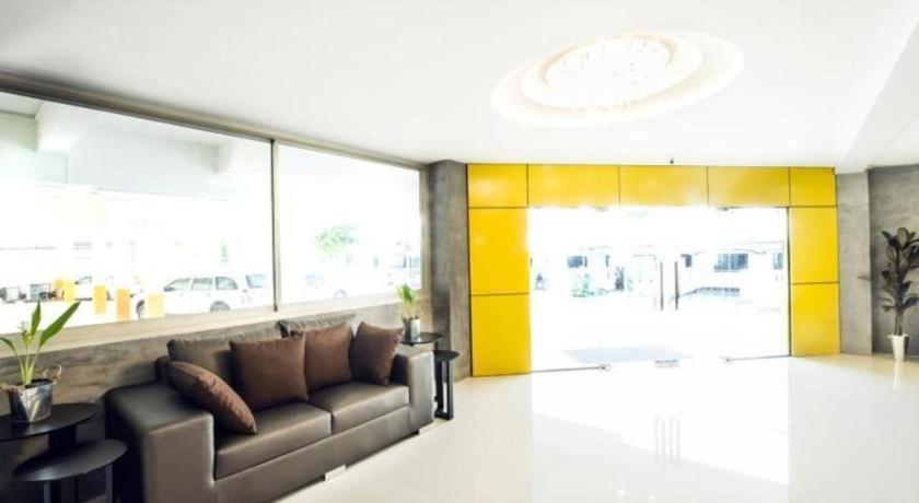 The Circle Hotel Бурирам Экстерьер фото