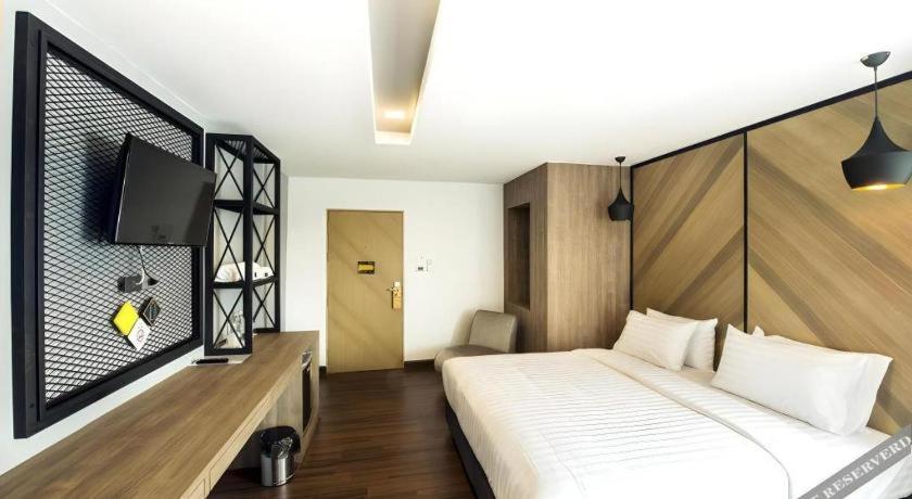 The Circle Hotel Бурирам Экстерьер фото
